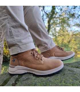 Bota camel hombre antideslizante de Lois puesto en modelo