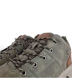 detalle de cierre de cordones en botines verdes