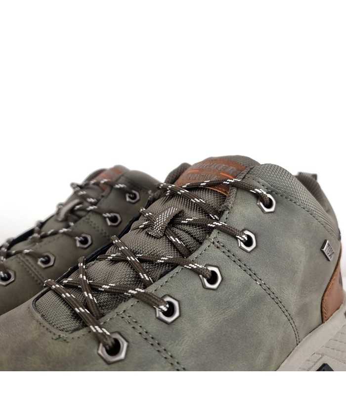 detalle de cierre de cordones en botin verde