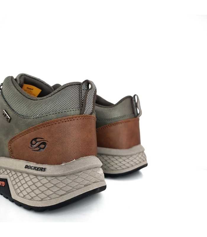 Detalle del refuerzo en el talón del botón Dockers marrón para hombre en botines verdes