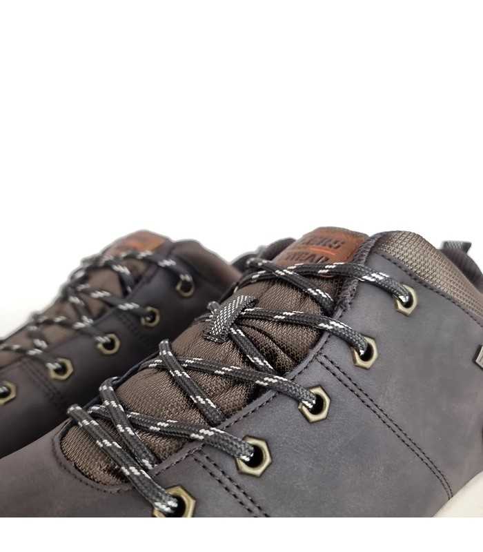 detalle de cierre de cordones en botin marron