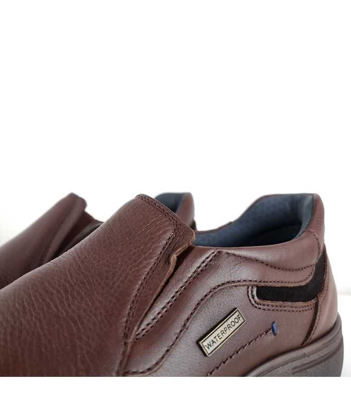 vista del cierre con elásticos laterales en mocasin impermeable marron
