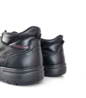Vista trasera del botón de piel Luisetti, mostrando el refuerzo trasero y el diseño juvenil de bota negra