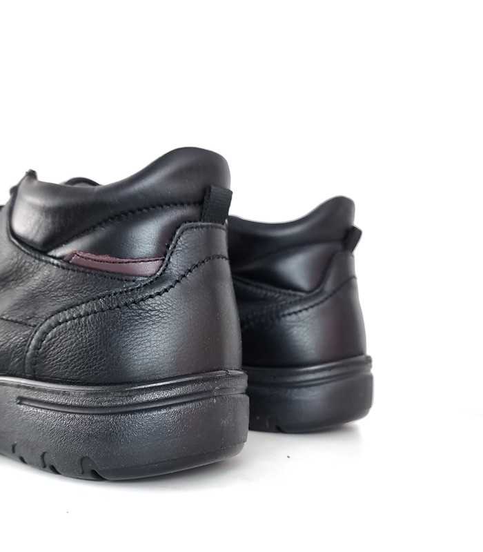 Vista trasera del botón de piel Luisetti, mostrando el refuerzo trasero y el diseño juvenil de bota negra