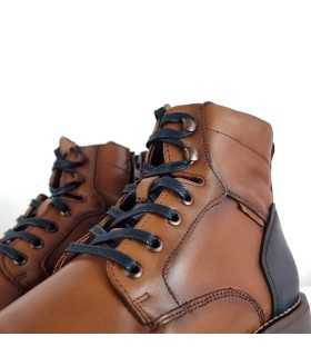 Detalle de cordones en la bota marrón de hombre con cremallera lateral - S@kut