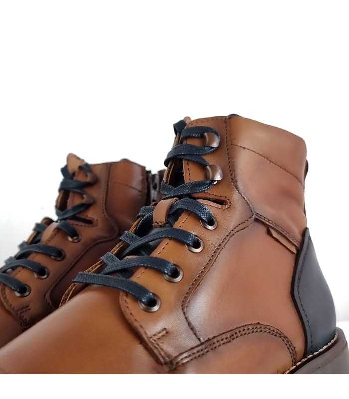 Detalle de cordones en la bota marrón de hombre con cremallera lateral - S@kut