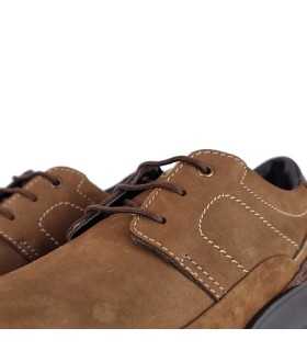 Detalle de los cordones del zapDetalle de los cordones del zapato impermeable para hombre en piel marrón - Cardozo 1956
