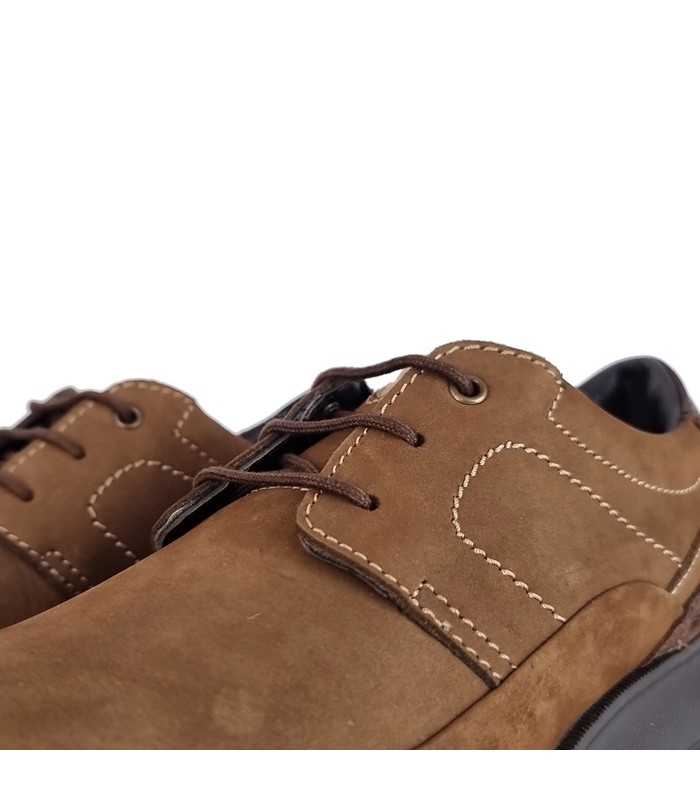 Detalle de los cordones del zapDetalle de los cordones del zapato impermeable para hombre en piel marrón - Cardozo 1956