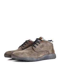 Vista de medio perfil del botón Zen con detalle de cordones en taupe