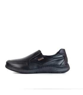 Vista lateral del zapatos, destacando el corte en piel negra y el estilo mocasín.
