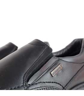 imagen del detalle de los elásticos laterales de los zapatos negros