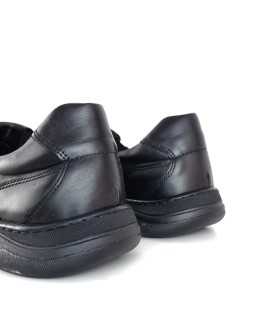 Detalle trasero del zapatos, resaltando su estructura robusta y la impermeabilidad que ofrece la membrana WIND-TEX.