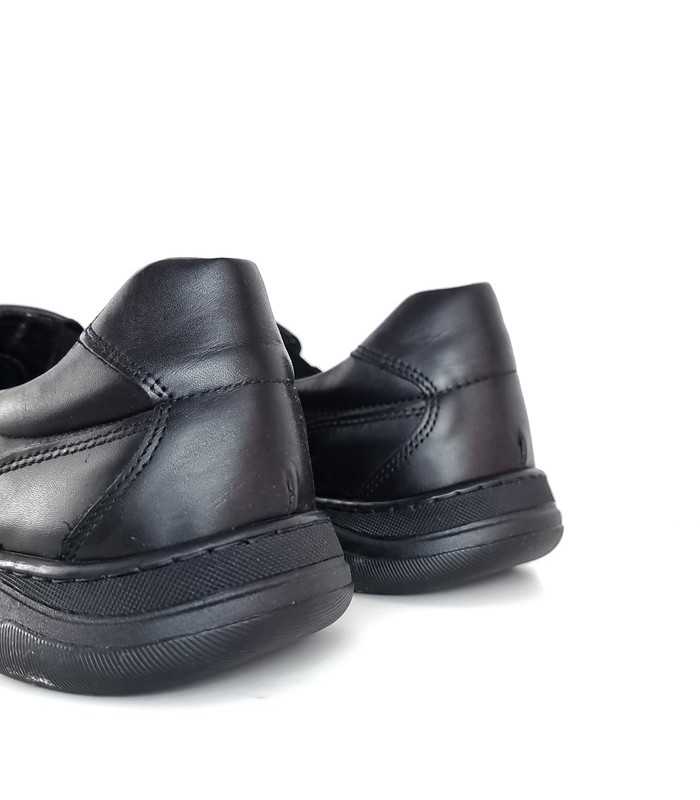 Detalle trasero del zapatos, resaltando su estructura robusta y la impermeabilidad que ofrece la membrana WIND-TEX.
