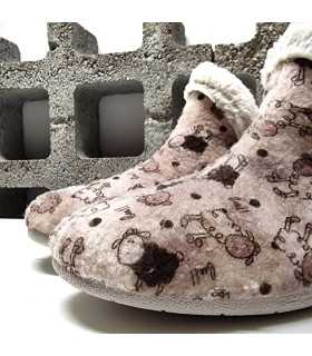 Detalle del textil con dibujos de ovejitas en la zapatilla.