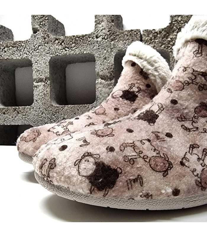 Detalle del textil con dibujos de ovejitas en la zapatilla.