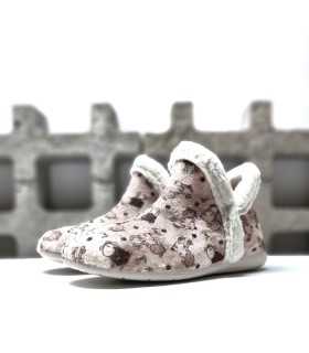 Vista de medio perfil de la zapatillas bota rosa con ovejitas