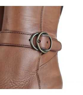 Detalle de la pulsera de piel con hebilla en el tobillo de la bota color cuero