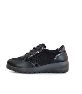 Vista lateral del zapato Doctor Cutillas en color musgo, con cierre de cordones y cremallera lateral color negro
