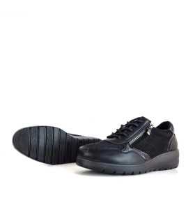 Piso de goma flexible de 2 cm, que asegura comodidad en cada paso en zapato color negro