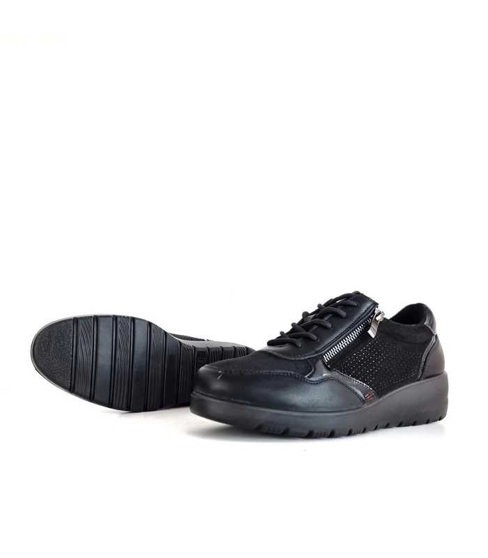 Piso de goma flexible de 2 cm, que asegura comodidad en cada paso en zapato color negro