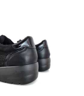 Talón con detalles de serraje del zapato de mujer del Doctor cutillas color negro