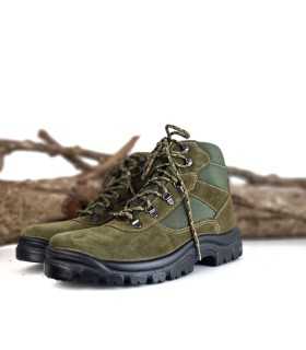 foto de medio perfil de Bota montaña, senderismo verde de Postigo