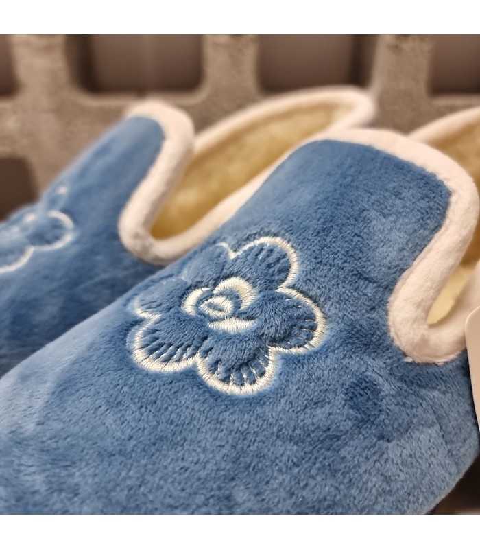 vista del detalle de la flor de vista del piso de goma antideslizante en zapatilla azul