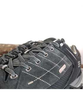 detalle del cierre de cordones de las zapatillas de senderismo grises modelo Sonora de Elementerre
