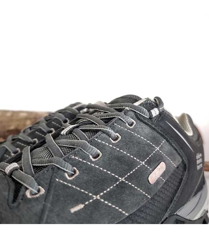 detalle del cierre de cordones de las zapatillas de senderismo grises modelo Sonora de Elementerre
