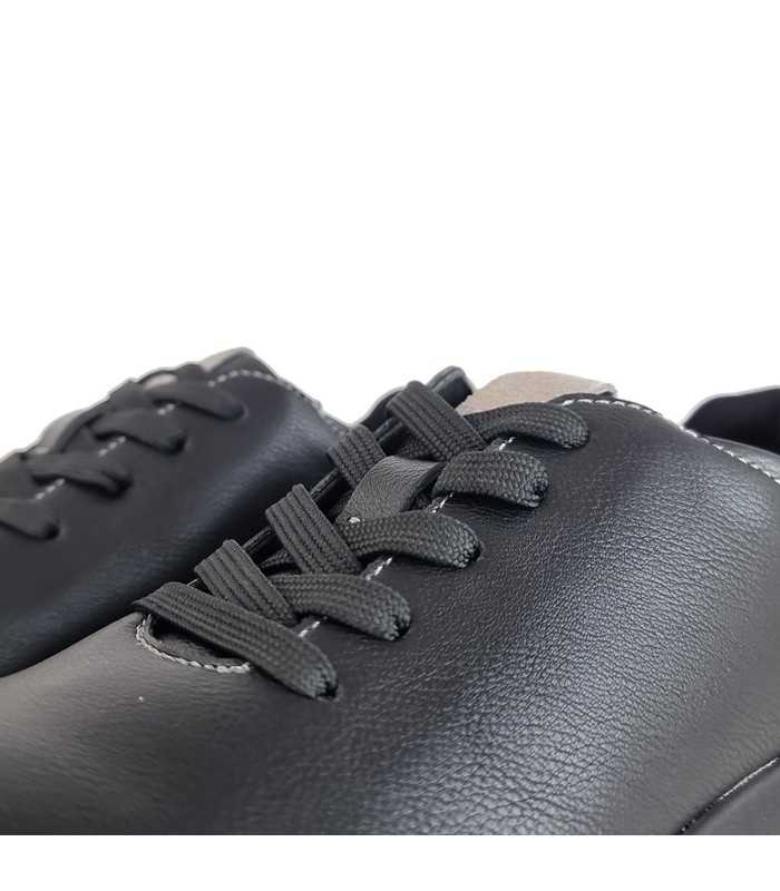 primer plano del cierre de cordones de zapato negro vegano de mujer