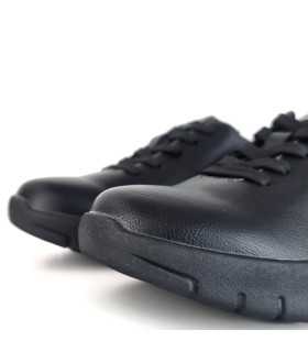 detalle de la puntera de Zapato negro topo mujer