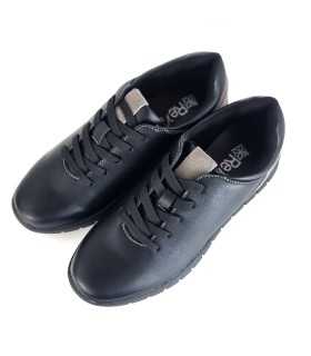 Vista desde arriba de zapatos de mujer con cordones color negro