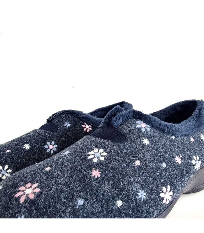 Detalle del textil con flores de zapatilla casa mujer azul