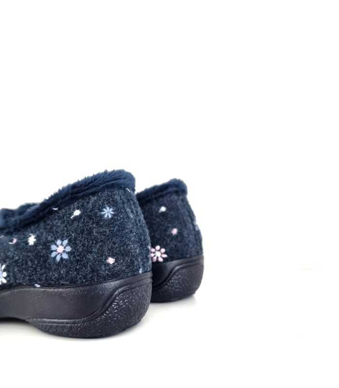 Detalle del talón con ribete de pelo suave y el diseño anatómico de la cuña de zapatilla azul