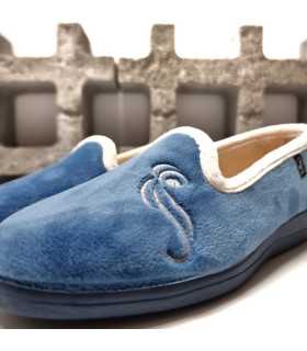 primer plano del detalle floral de Zapatillas casa cerrada mujer