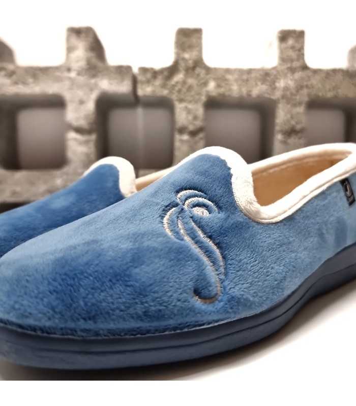 primer plano del detalle floral de Zapatillas casa cerrada mujer