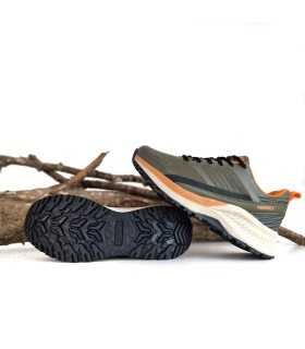 detalle de la suela dentada de las zapatillas para hombre de Paredes