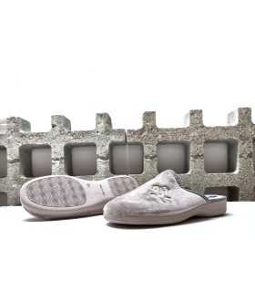 Imagen de la suela de goma flexible, ideal para caminar cómodamente en casa