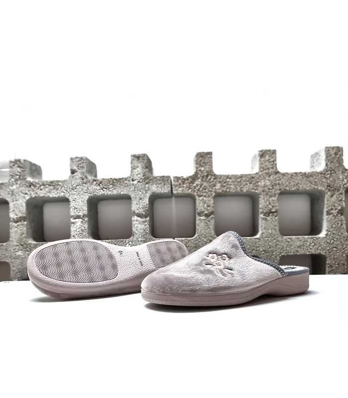 Imagen de la suela de goma flexible, ideal para caminar cómodamente en casa