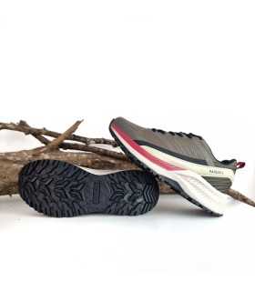 detalle de la suela dentada de las zapatillas para hombre de Paredes