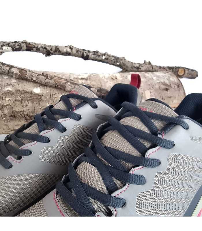 detalle del cierre de cordones de las zapatillas de senderismo de Paredes marrones