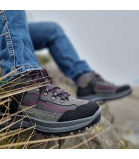 Botas senderismo hombre Grisport puestas en modelo en unas rocas