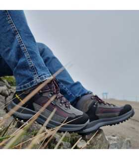 Botas senderismo hombre Grisport puesta en modelo en el campo