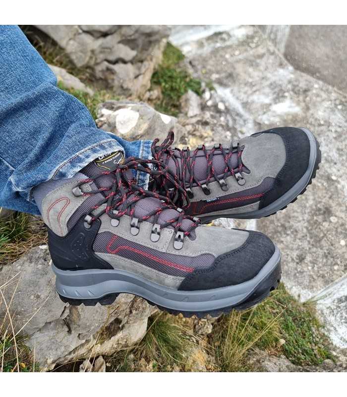 Bota senderismo hombre Grisport puetas en modelo con los pies cruzados