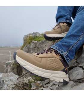 Zapatilla trekking hombre Aleje de Paredes puesta en modelo en unas rocas.