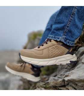 Foto medio perfil zapatilla trekking Aleje marron en modelo con ellas puestas