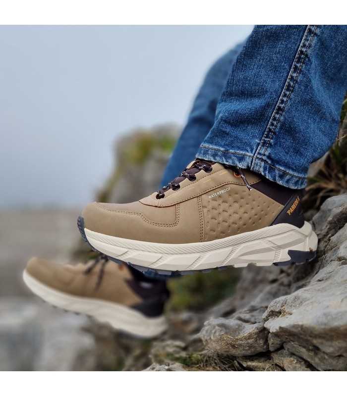 Foto medio perfil zapatilla trekking Aleje marron en modelo con ellas puestas