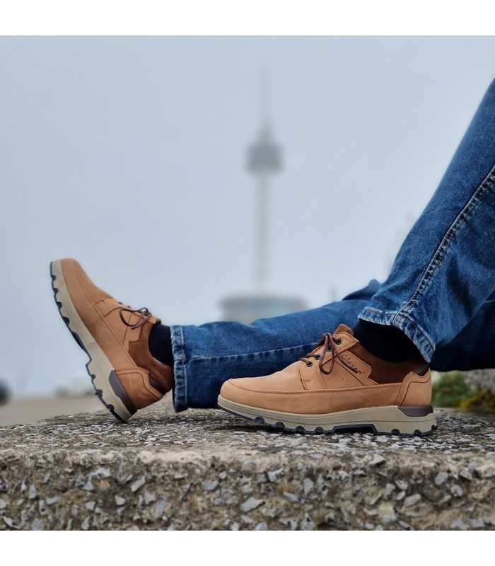 Zapatos hombre cordones impermeables de Clayan en postura distendida en un modelo