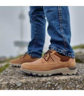 Zapatos hombre cordones impermeables de Clayan vista de pefil puestos en un hombre