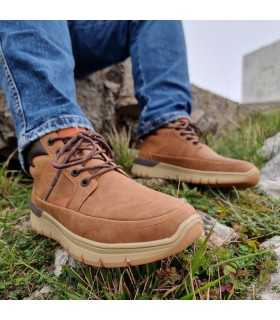 vista de medio perfil de Bota casual hombre Vicmart puestas en los pies
